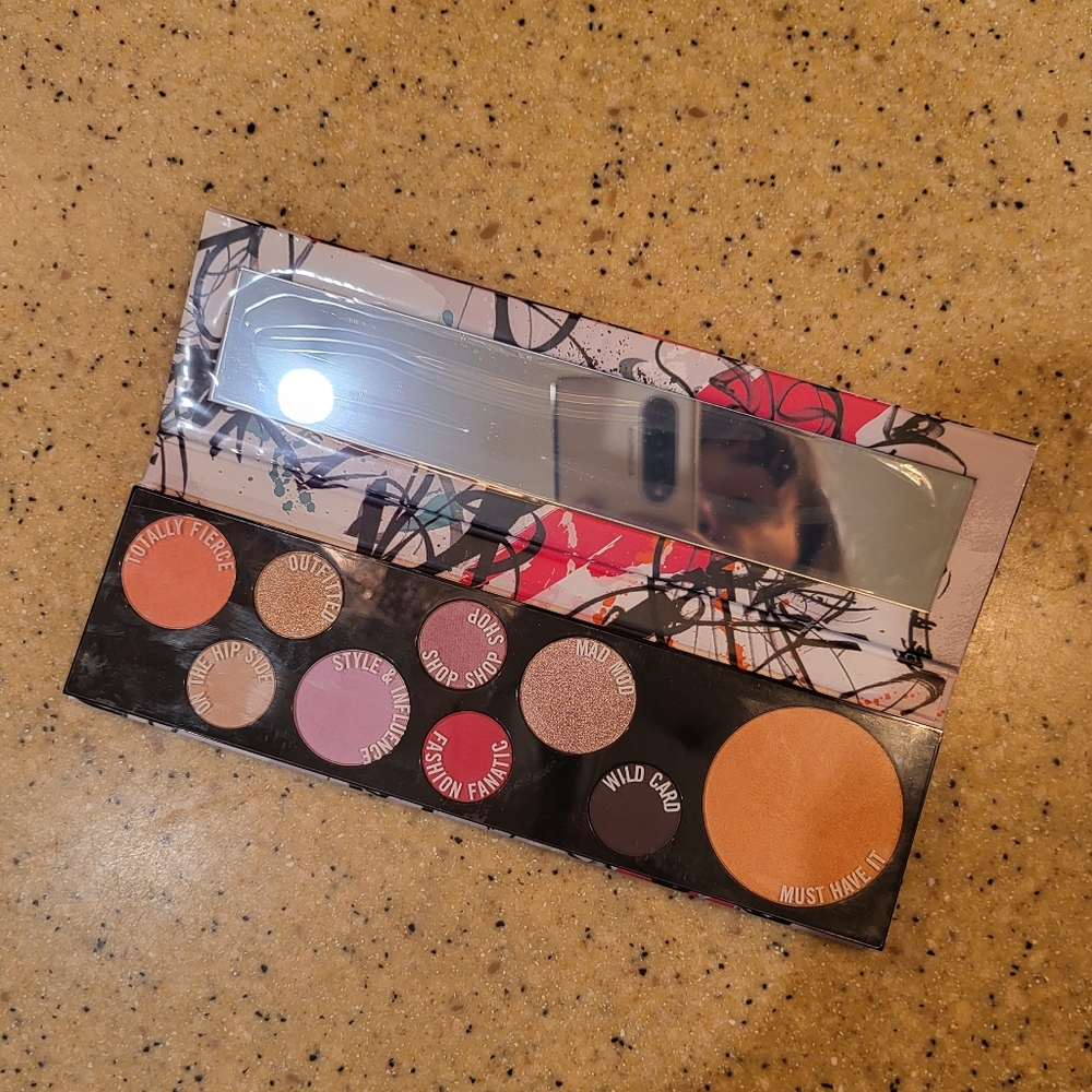 NWOT M.A.C. Fashion Fanatic Eyeshadow and Face Palette